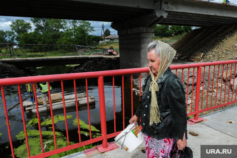 Строительство моста в Долгодеревенском. Челябинская область, пенсионер, мост, строительство моста, женщина в платке, бабушка на мосту, женщина с пустым ведром