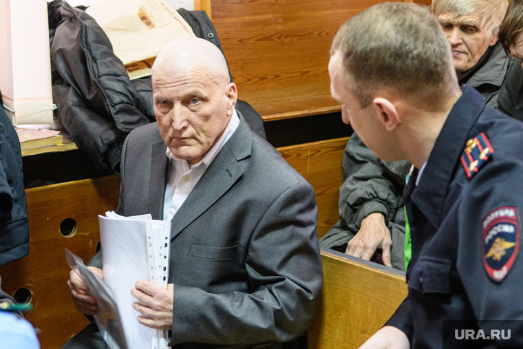 В суде Панкратов и Трошин сидят рядом на одной скамье