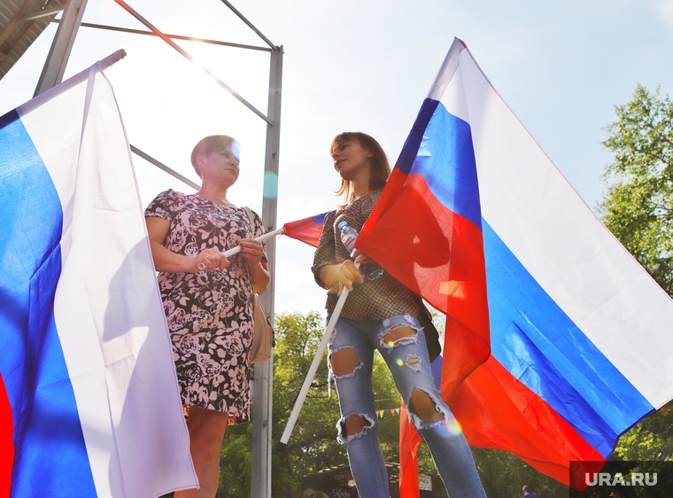 Митинг. Курган, митинг, триколор, флаг россии