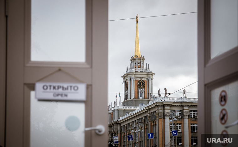 Третий арт-объект дверь художника Ромы Инка на проспекте Ленина. Екатеринбург, дума, администрация, открыто, вывеска, площадь 1905 года