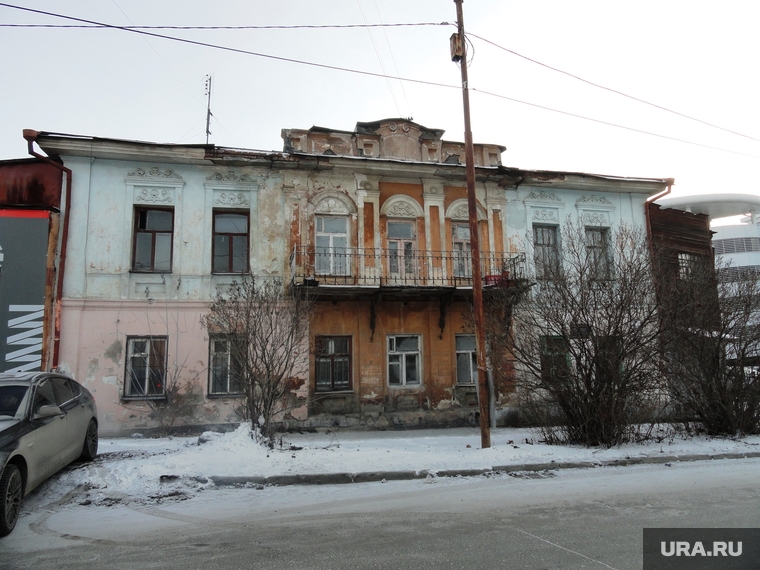 Снаружи особняк выглядит удручающе — явно требует ремонта