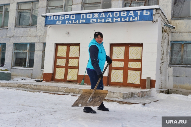 Возле Рынковской школы снег почистили, но ее состояние также вызвало нарекания Вадима Шумкова
