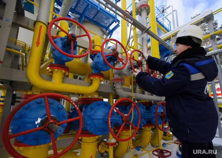 Отправка первой партии сжиженного природного газа автотранспортом из России в Казахстан. Екатеринбург, газ, вентиль, газпром трансгаз екатеринбург, комплекс по производству спг, экспорт