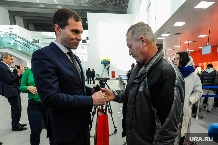 Пассажира Андрея Хомутенко поздравил гендиректор аэропорта Андрей Осипов