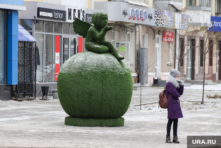 Виды города. Курган, фигура из топиария