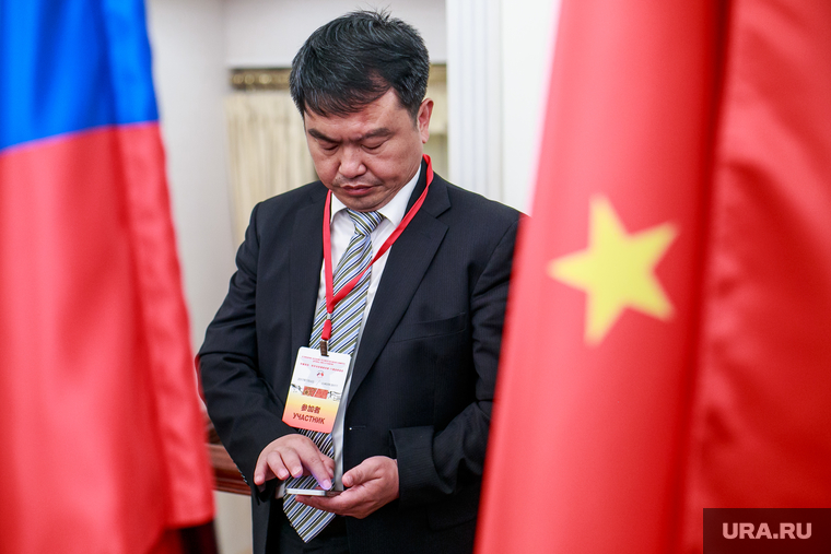 XI Пленарное заседание российско-китайского комитета дружбы, мира и развития. Москва, флаги россии и китая