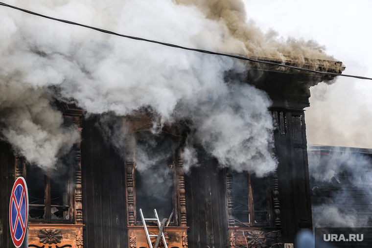 Пожар в историческом здании по ул. Дзержинского 34. Тюмень, дым, пожар