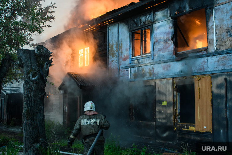 Пожар в деревянном доме по улице 8 марта. Екатеринбург, деревянный дом, пожар, пламя, огонь, тушение пожара