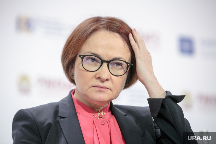 «Проводница поезда Центробанк — Россия приветствует вас. И, судя по выражению лица, Эльвира Набиуллина уже нагрела кипяток. Доставайте свои вареные яйца», — пишет о ней Собчак