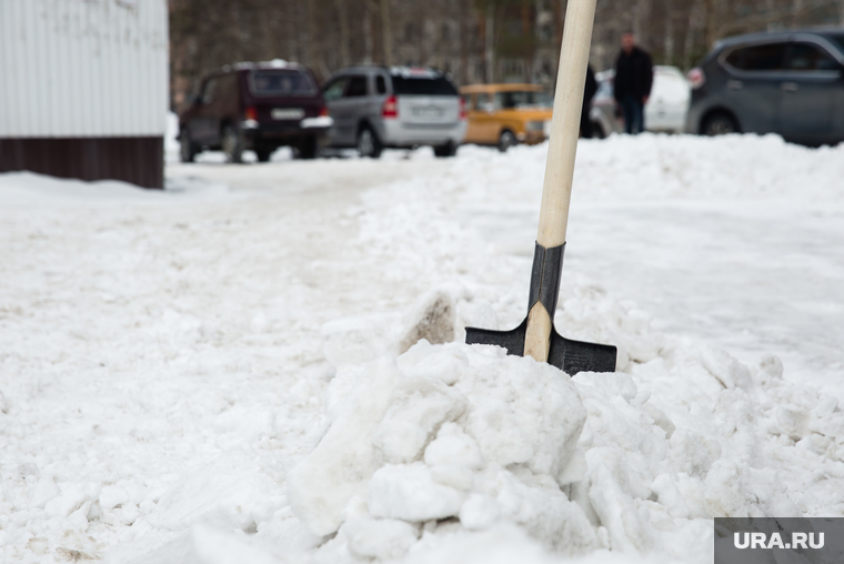 Уборка снега во дворах на улице Майской. Сургут, сугроб, лопата, уборка снега