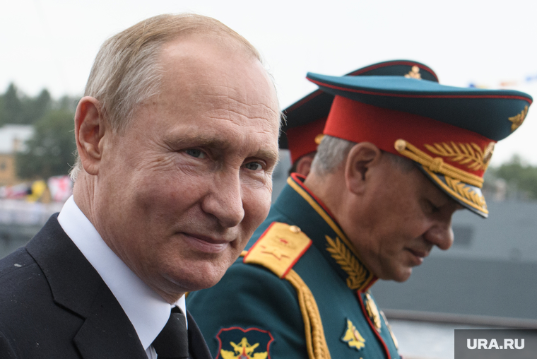 Торжественная церемония празднования Дня ВМФ на Сенатской площади. Санкт-Петербург, офицеры, шойгу сергей, путин владимир, парад, день вмф, военные моряки