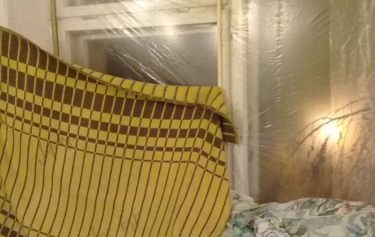 В Курганской больнице №1 деревянные окна утеплили пленкой, чтобы не продувались