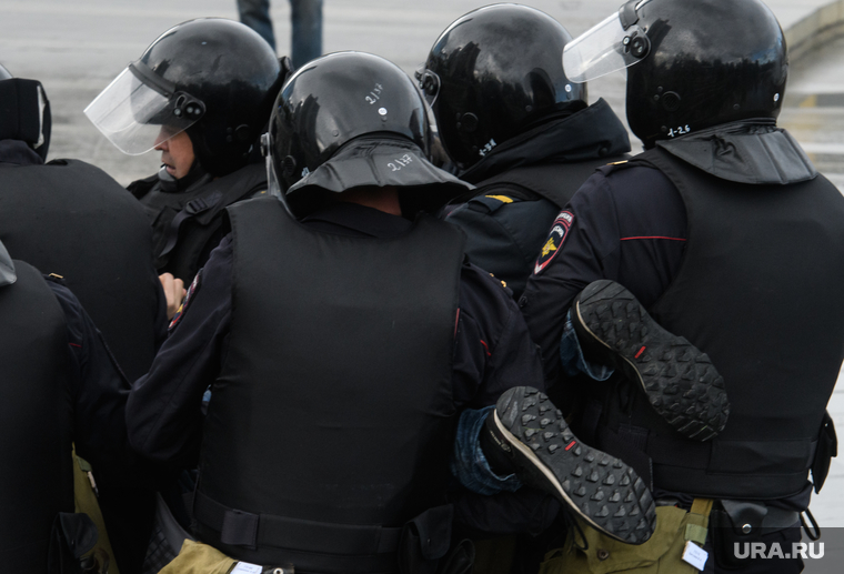 Задержания участников митинга против пенсионной реформы в Екатеринбурге, беспорядки, ноги, задержание