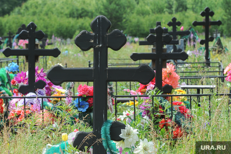 Похороны Вани Котова. Касли, могилы, кресты, кладбище