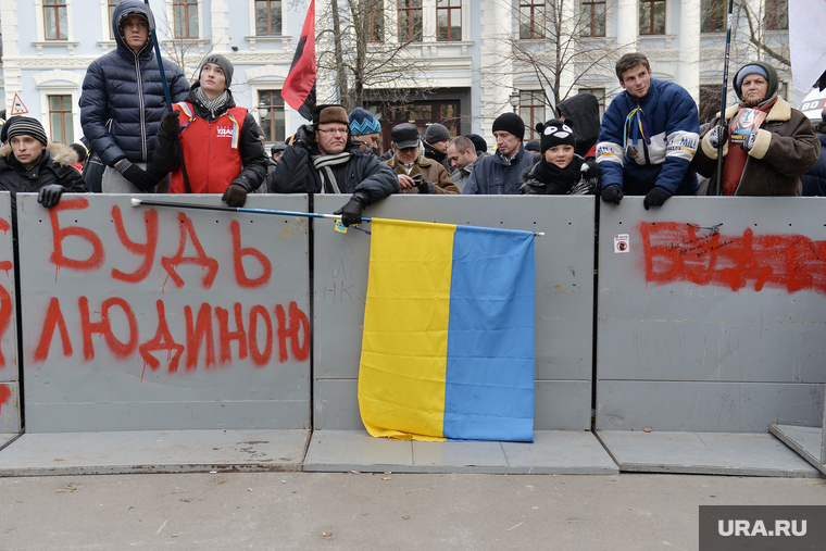Евромайдан. Киев, флаг украины, баррикады, будь человеком
