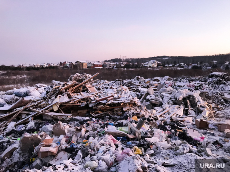 Граница несанкционированной свалки и скотомогильник с сибирской язвой. Свердловская область, поселок Рудный, мусор, отходы, свалка, несанкционированная свалка