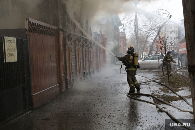 Пожар в историческом здании по ул. Дзержинского 34. Тюмень, пожар, тушение пожара, улица дзержинского 34