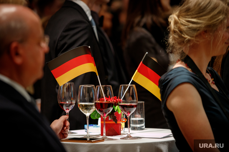 Прием немецкого консульства в честь Дня германского единства. Екатеринбург, флаг германии, бокалы, торжественный прием, фуршет, немецкий флаг