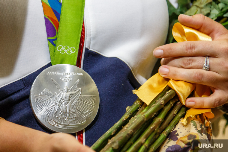 Встреча олимпийцев в аэропорту Кольцово. Екатеринбург, медаль, серебро, олимпиада рио 2016, олимпийская награда