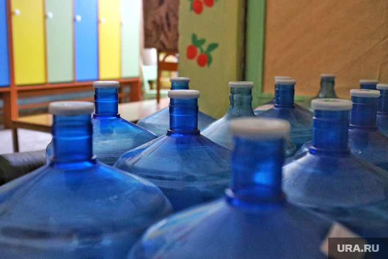 Визит губернатора Курганской области  Шумкова Вадима 
в Петуховский район. Курган, детский сад, питьевая вода, бутыль, бутылки с водой
