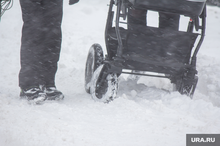 Снег в городе. Нижневартовск, снег на тротуаре, коляска, зима, метель