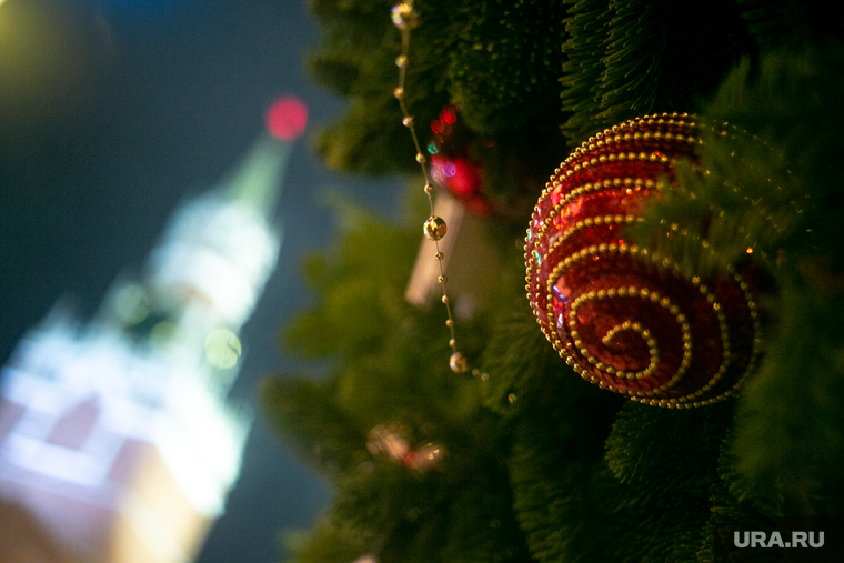 Новогодняя ярмарка на Красной Площади. Москва, спасская башня, новый год, елочные игрушки