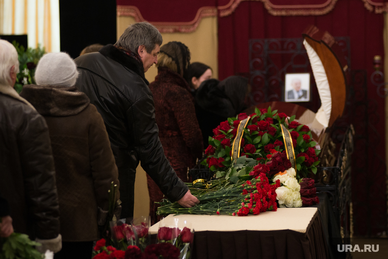 Церемония прощания  с бывшим вице-мэром города Евгением Липовичем. Екатеринбург, траур, прощальная церемония, траурная церемония, возложение цветов, панихида, цветы, гроб