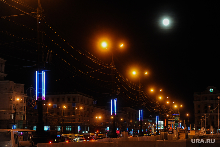 Так выглядит после смены иллюминации главная площадь Челябинска