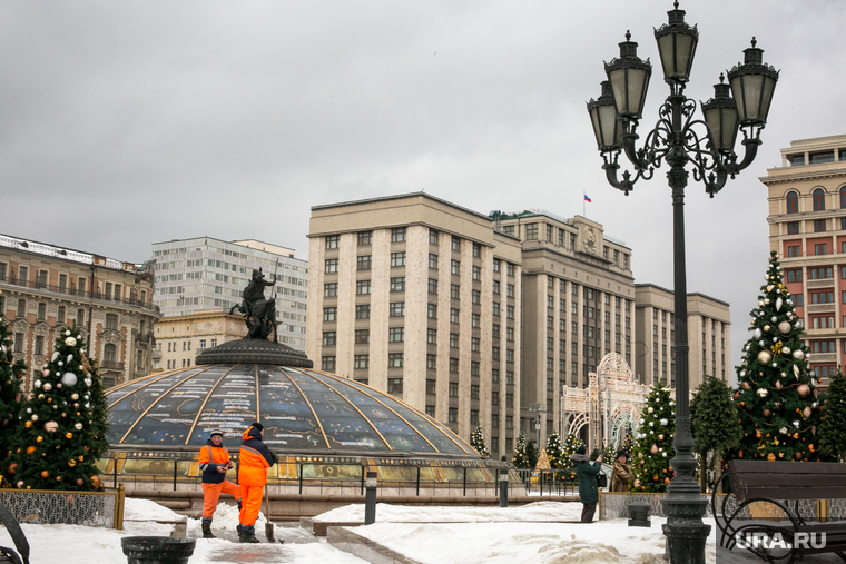 Виды на здание Государственной думы. Москва, госдума, государственная дума, манежная площадь, рабочие, муниципальные рабочие, охотный ряд, уборка снега, муниципальные служащие
