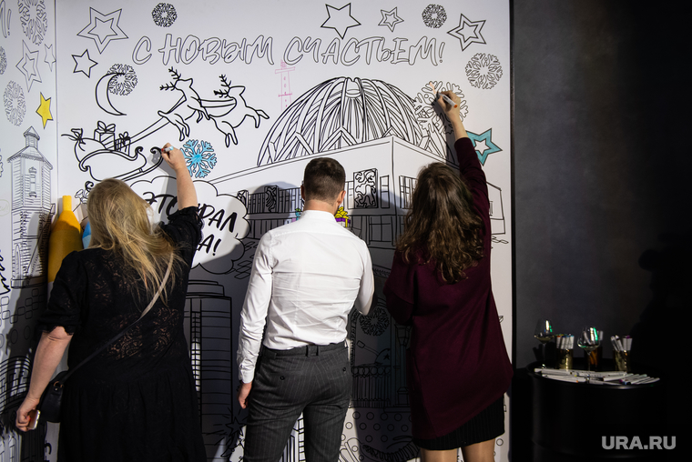 На черно-белой стене со специально созданной иллюстрацией ключевых мест, каждый гость мог разукрасить город