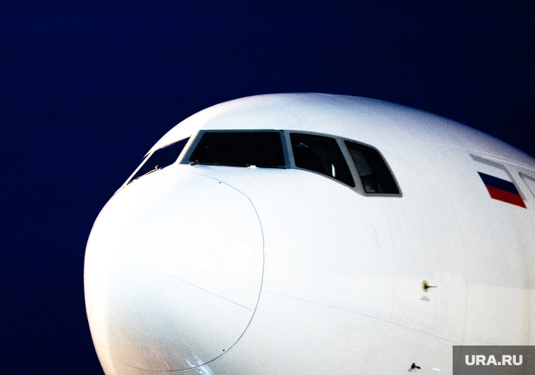 Флагманский самолет Boeing 777-300ER авиакомпании «AZUR air». Екатеринбург, воздушное судно, боинг, триколор, флаг россии, пассажирский самолет, самолет, авиаперевозки