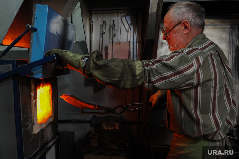 Производство ножей на оружейном предприятии «АиР» в городе Златоуст. Челябинская область, печь, аир, производство
