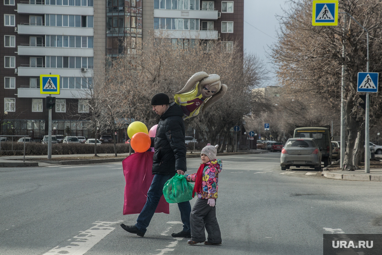 Автобусы. Тюмень
, отец с ребенком, пешеходный переход, пешеходы