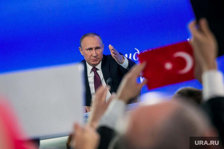 12 ежегодная итоговая пресс-конференция Путина В.В. (перезалил). Москва, путин владимир, жест рукой, турецкий флаг