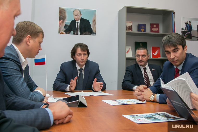 Александр Губин (в центре фото) был доверенным лицом президента Владимира Путина на выборах