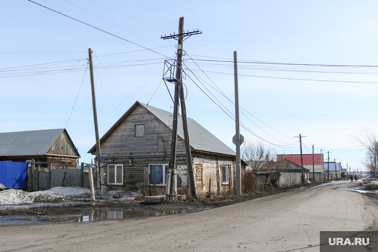 Внеочередное заседание Петуховской городской Думы.
Петухово. Курганская область., деревня, лэп, поселок, деревянные дома, столбы с проводами