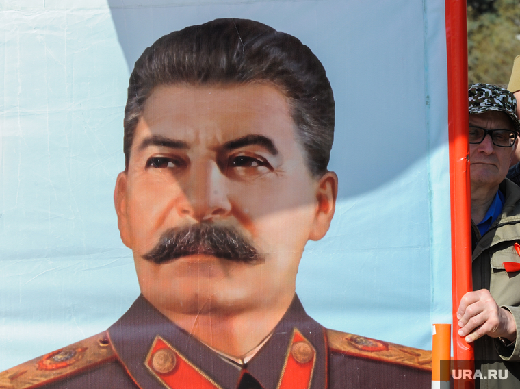 Возложение цветов к вечному огню. Челябинск, портрет сталина