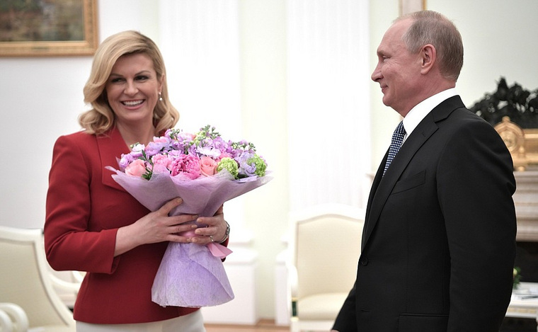 Колинда Грабар-Китарович (на фото
— слева) проиграла первый тур выборов президента Хорватии