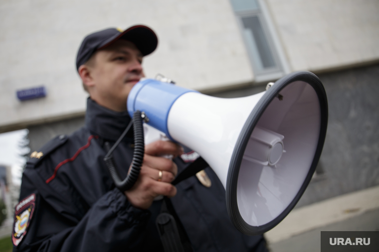 Несанкционированная акция против изменения пенсионного законодательства в Перми, рупор, мегафон, акция, полиция
