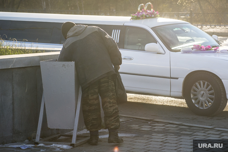 Клипарт. Екатеринбург, бомж, мусорный бак, бездомный, нищета, бродяга, лимузин, бедность