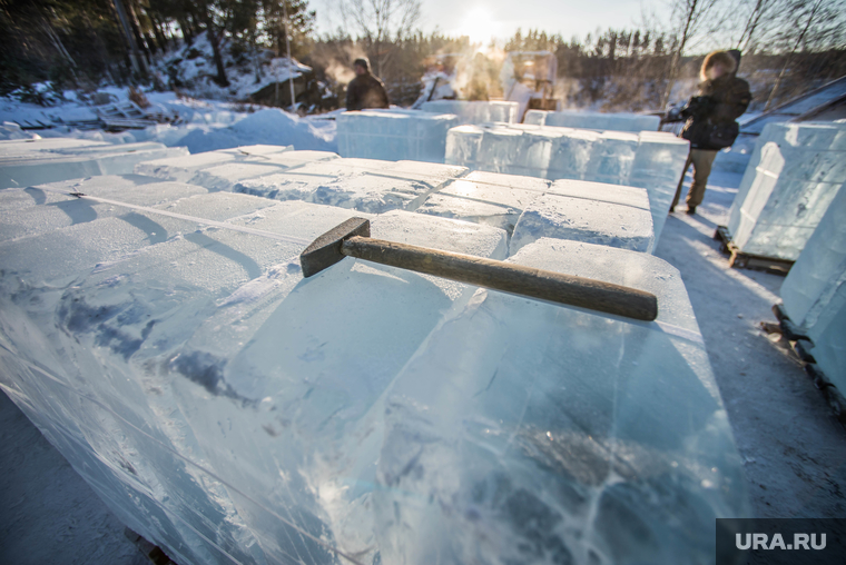 Заготовка льда для новогоднего городка в Екатеринбурге. Северка, лед, молоток