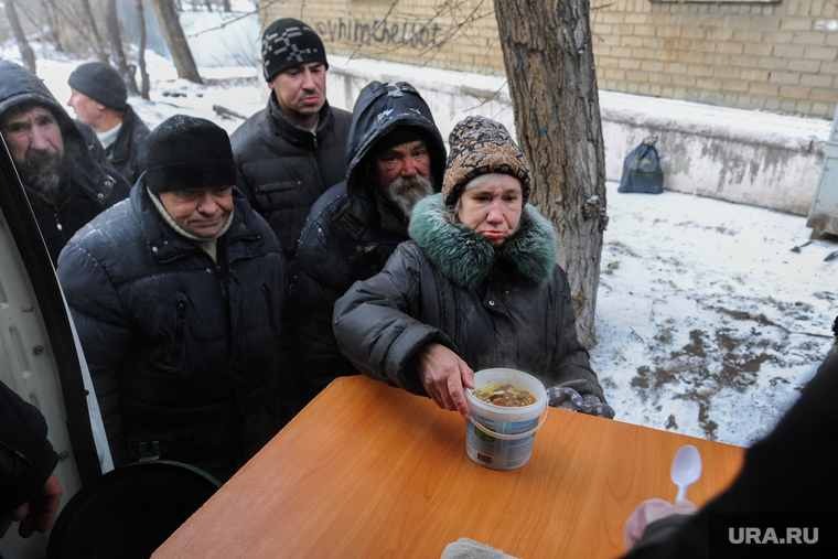 Кормление бездомных и малоимущих граждан благотворительной организацией. Челябинск, пенсионеры, кормление бездомных, малоимущие, бомжи, голодающие, нищий
