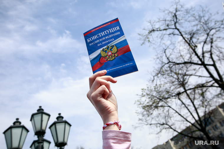 Несанкционированный митинг "Он нам не царь" на Пушкинской площади. Москва, конституция рф, рука, законы рф, права человека
