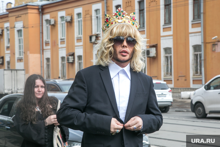 Шоумен и парикмахер Сергей Зверев в Тверском районном суде г. Москвы. Москва, зверев сергей, человек в короне