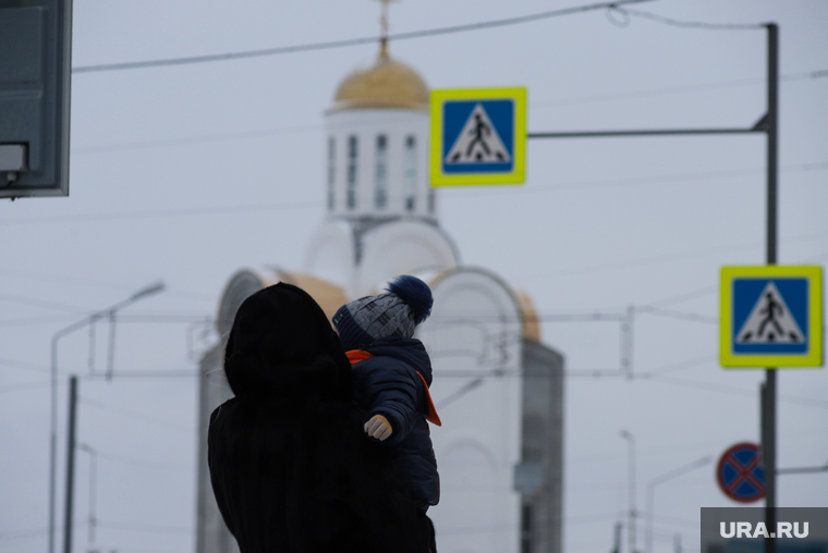 Виды города. Курган, храм, зима, мать, материнство, ребенок
