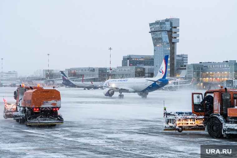 Аэропорт "Кольцово" во время снегопада. Екатеринбург, аэропорт кольцово, уральские авиалинии, снегоуборочная техника, зима, ural airlines, впп, взлетно-посадочная полоса, снегоуборочная машина, взлетное поле, airbus a321 neo, airbus a321neo, авиакомпания уральские авиалинии, авиакомпания ural airlines