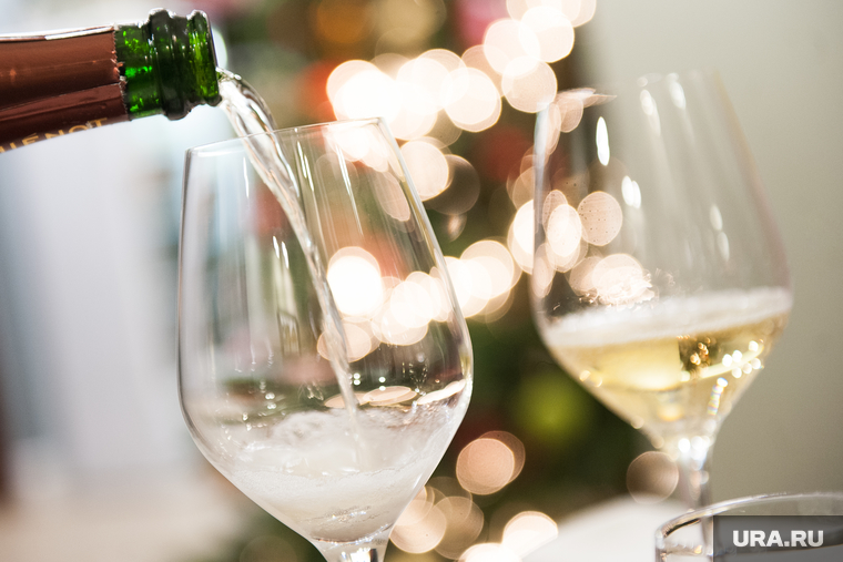 Дегустация игристого вина в энотеке "Code de Vino". Екатеринбург, вино, алкоголь, игристое, бокалы, шампанское, праздник