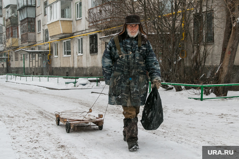 Разное. Курган, пенсионер, зима, тележка, санки, пожилой мужчина, старик, нищий, пакет в руке