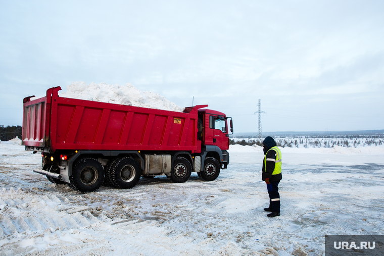 Полигон для складирования снега компании ЮВИС. Сургут, грузовик, самосвал, вывоз снега