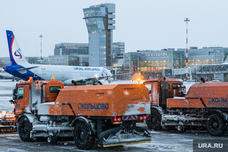 Аэропорт "Кольцово" во время снегопада. Екатеринбург, снег, аэропорт кольцово, уборка снега, уральские авиалинии, снегоуборочная техника, зима, ural airlines, снегоуборочная машина, airbus a321 neo, airbus a321neo, авиакомпания уральские авиалинии, авиакомпания ural airlines